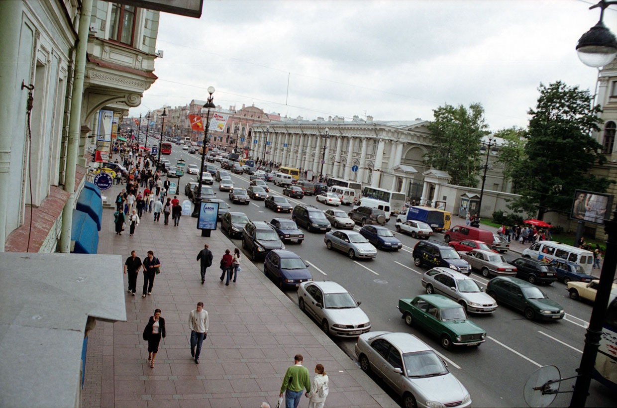 Санкт петербург станет платным. Машины Санкт-Петербург на Невском проспекте.
