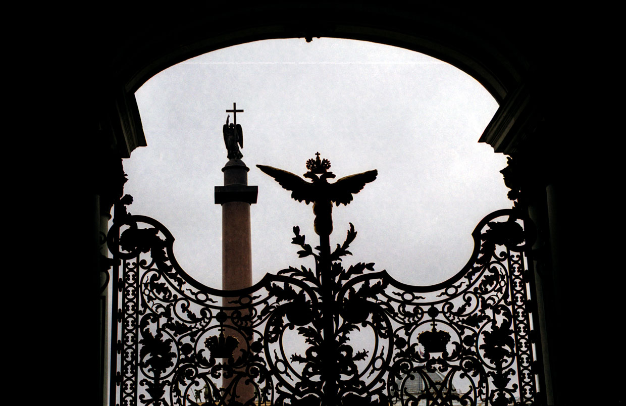 Александровская колонна и ворота Зимнего дворца